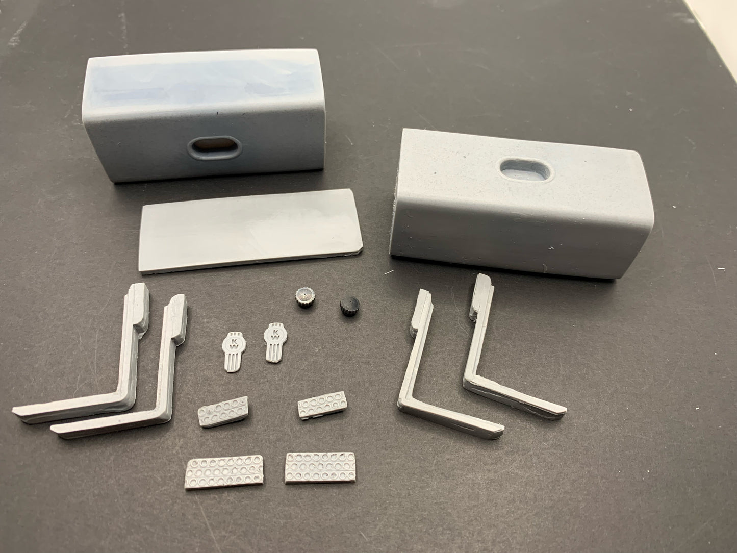 1 pair of 1/25-1/24 large Kenworth square tanks with centre step