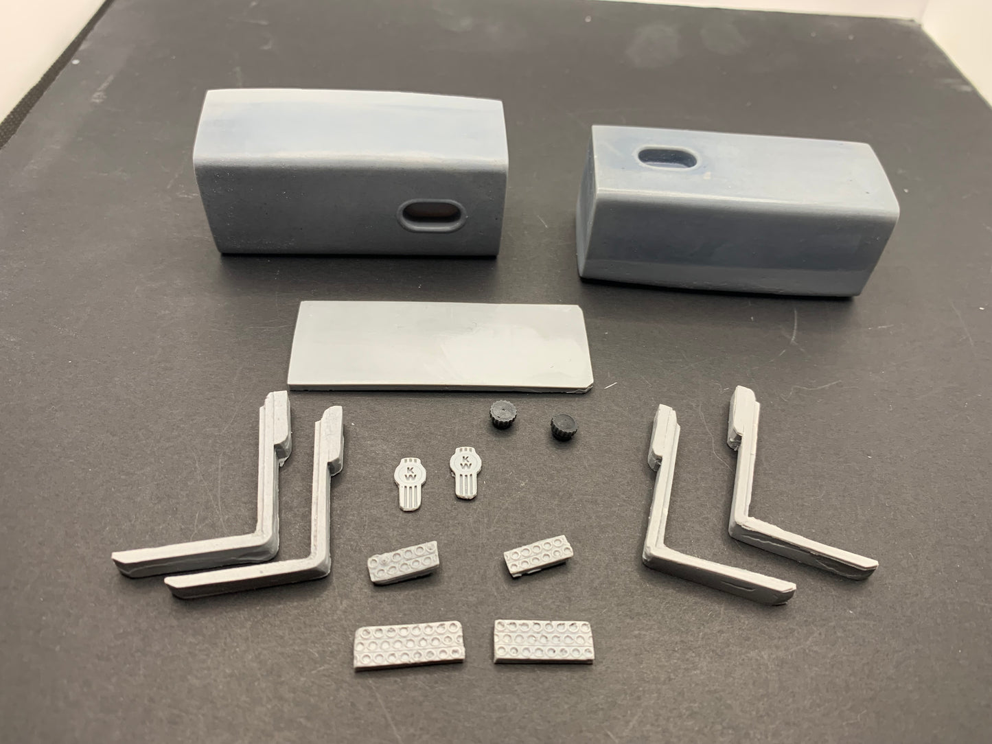 1 pair of 1/25-1/24 large Kenworth square tanks with offset step