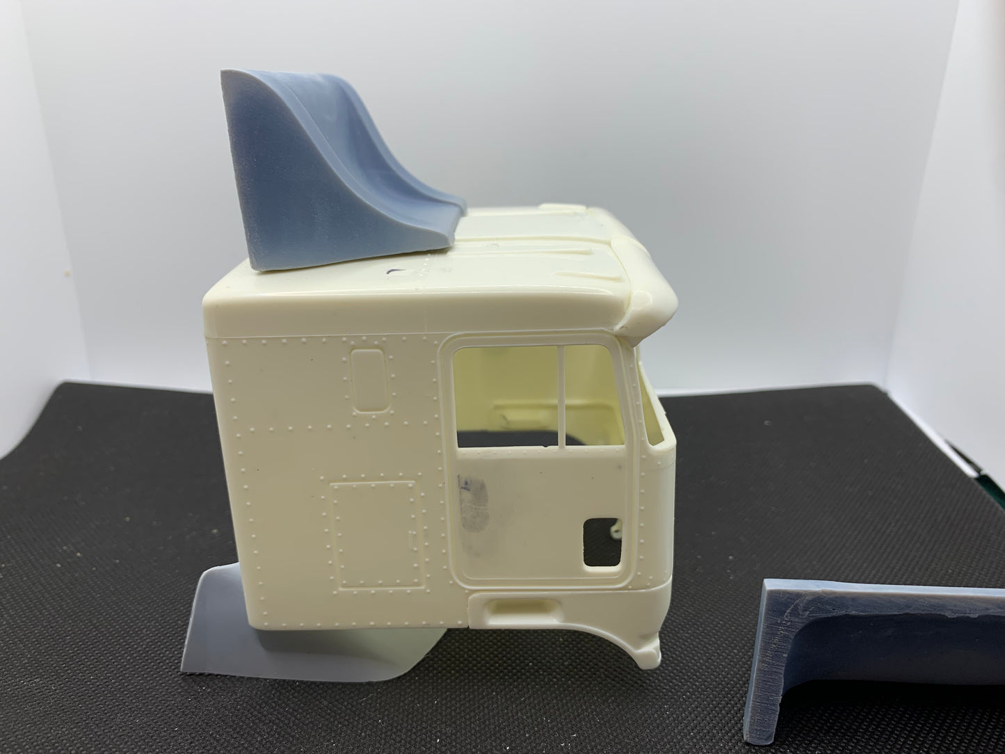 1/25-1/24 Fuelscoop air deflector top hat for most cab over trucks will also fit some conventional models.