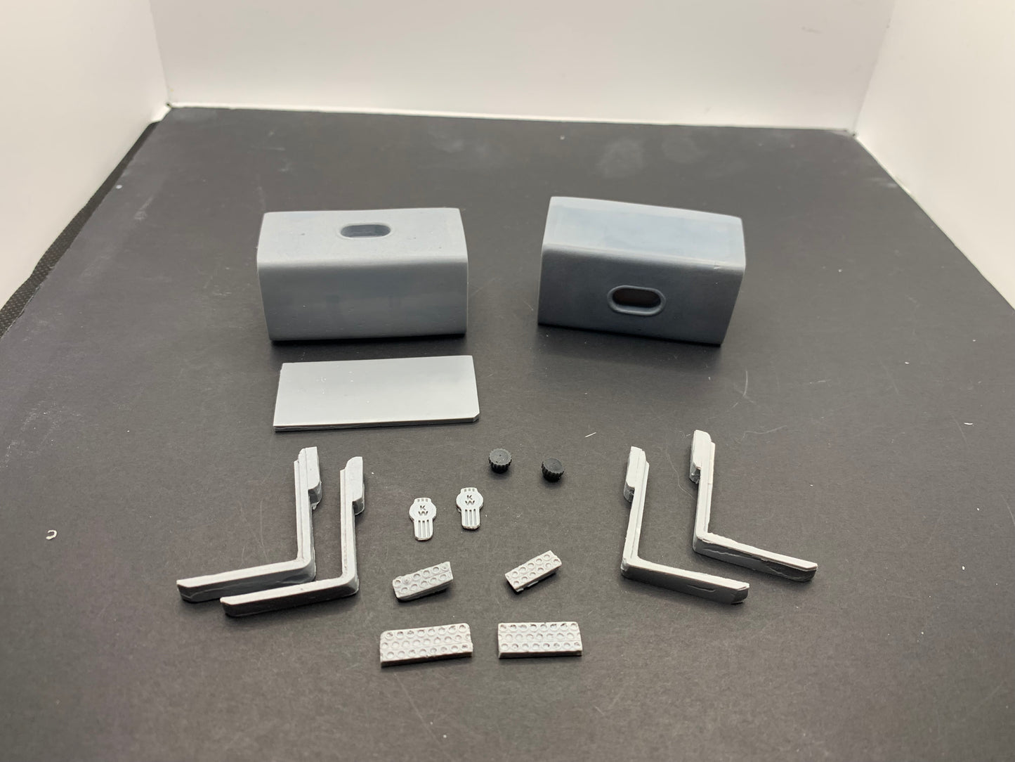 1 pair of 1/25-1/24 medium Kenworth square tanks with step