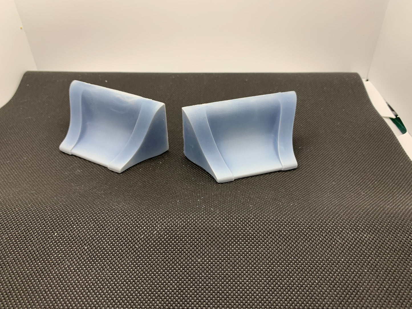 1/25-1/24 Fuelscoop air deflector top hat for most cab over trucks will also fit some conventional models.