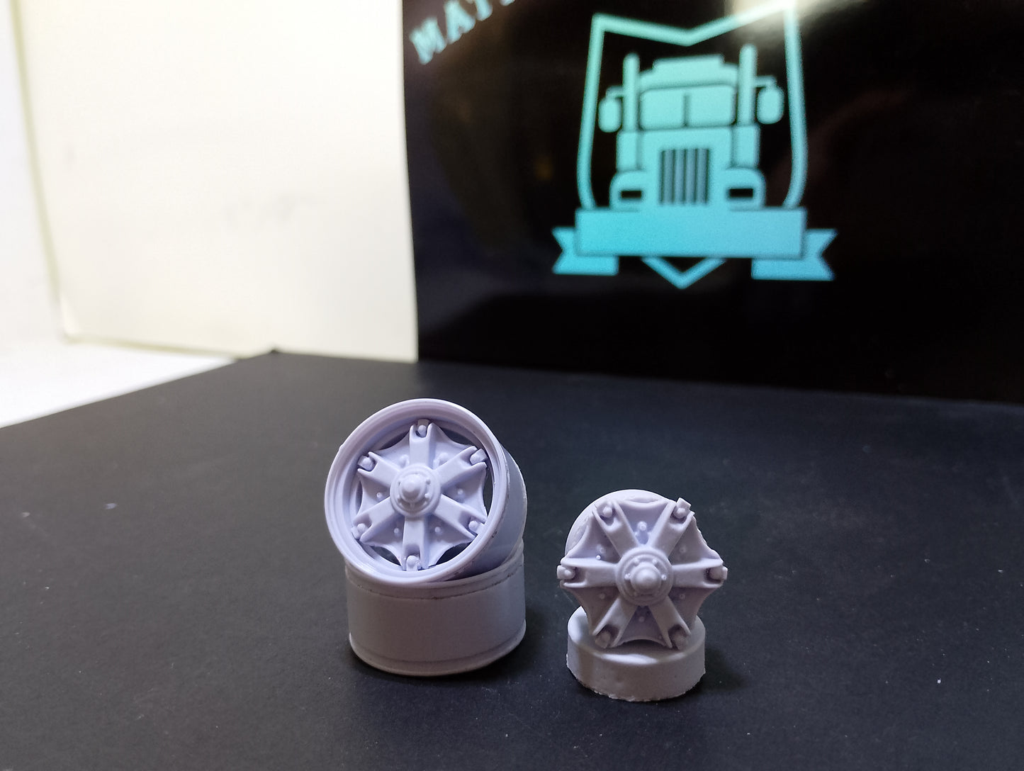 1 pair of 1/24 steer spider hubs and rims standard 6 stud