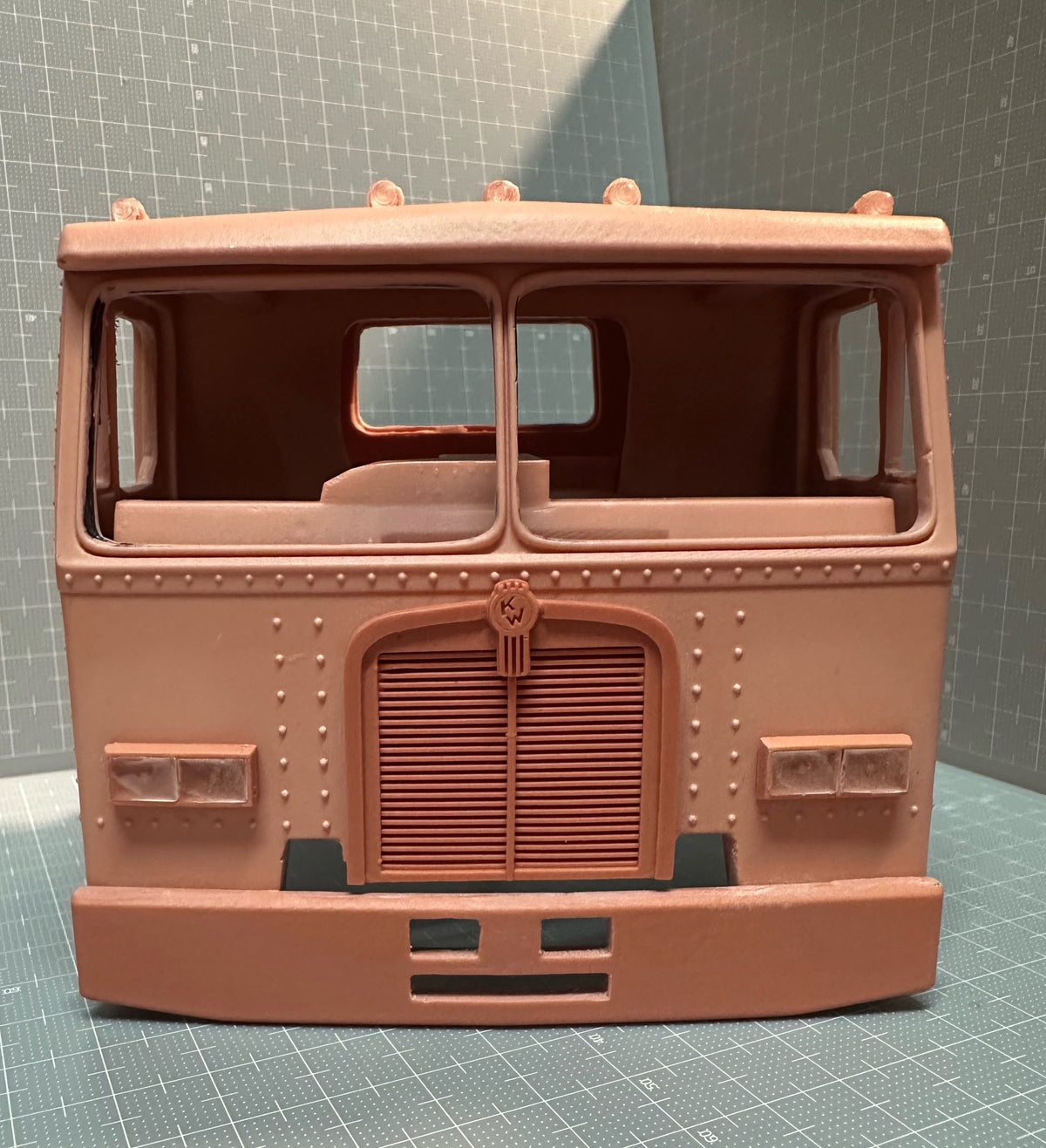 1/25 Kenworth L700-L710 sleeper cab RHD cab conversion kit.
