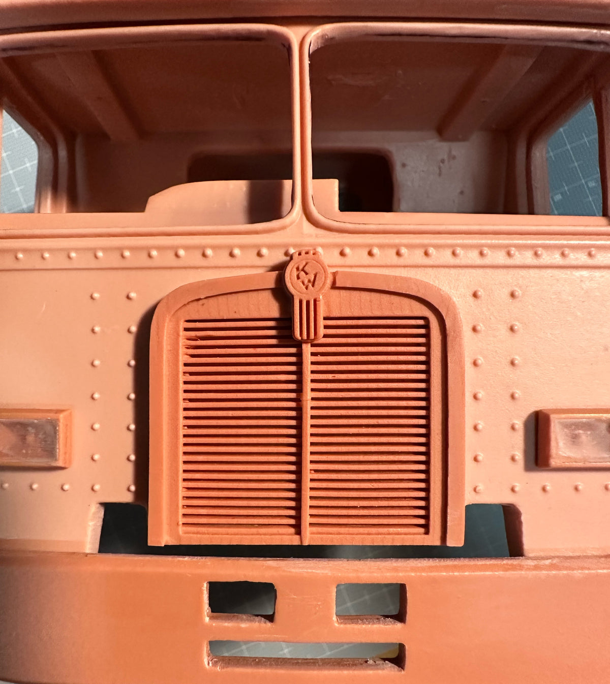 1/25 Kenworth L700-L710 sleeper cab RHD cab conversion kit.