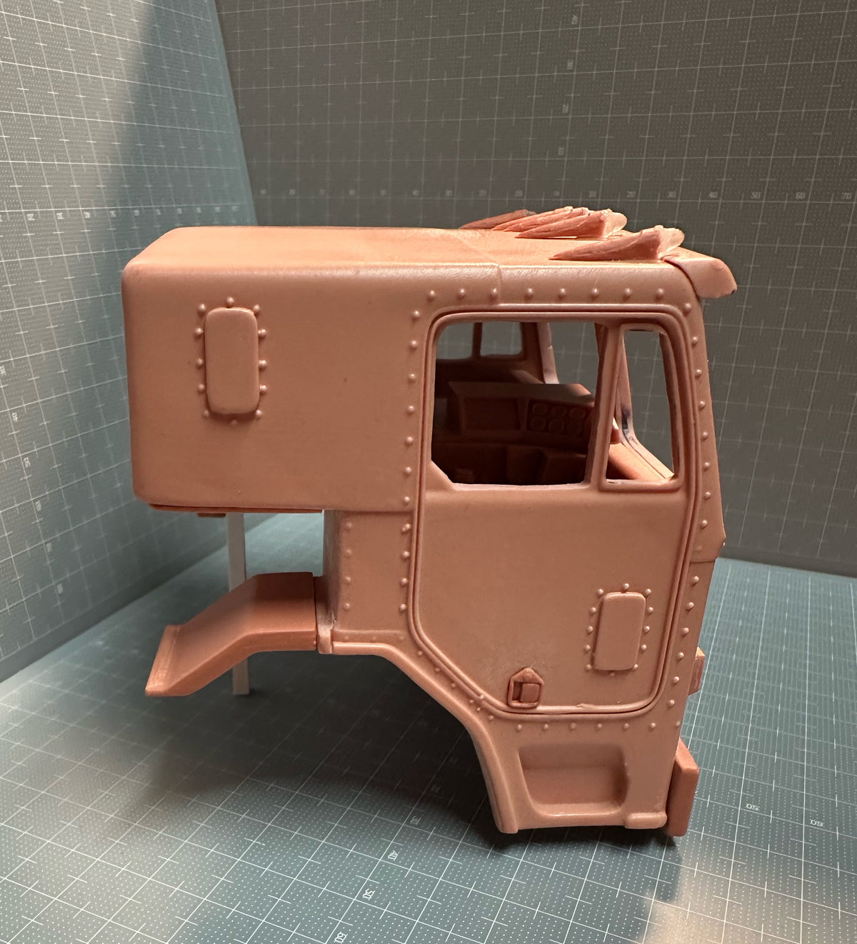 1/25 Kenworth L700-L710 sleeper cab RHD cab conversion kit.