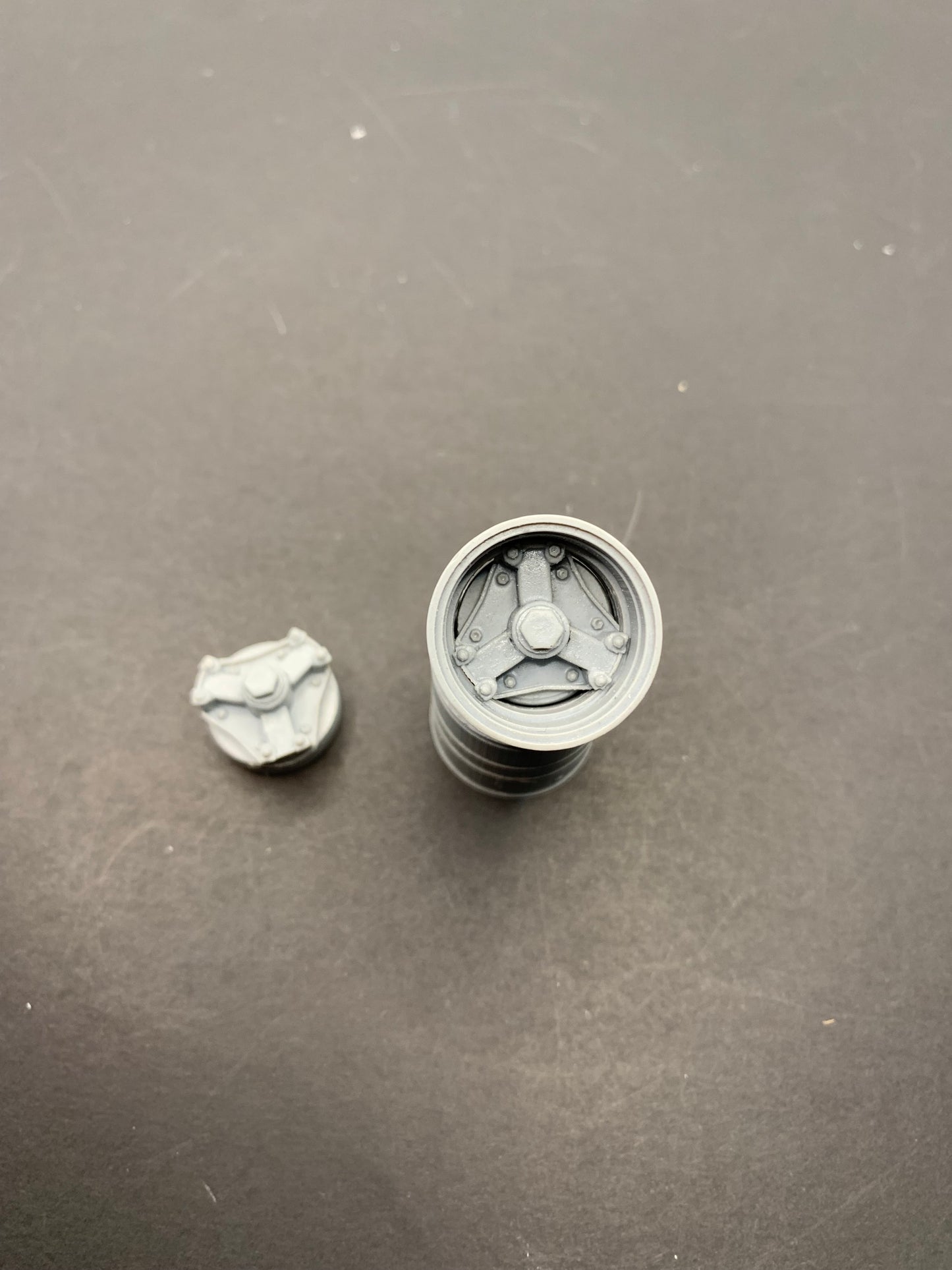 1 pair of 1/25 Tri spoke trailer hubs and rims