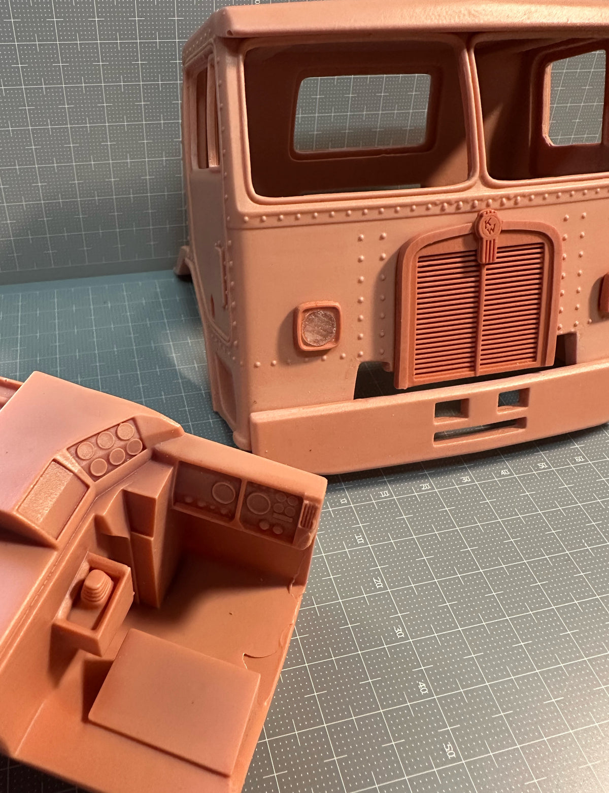 1/25 Kenworth L700-L710 Day cab RHD cab conversion kit