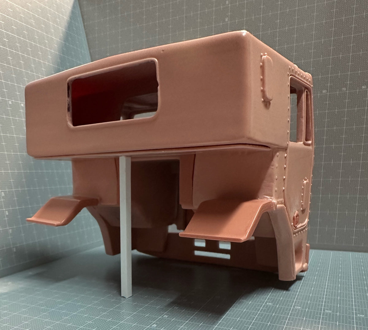 1/25 Kenworth L700-L710 sleeper cab RHD cab conversion kit.