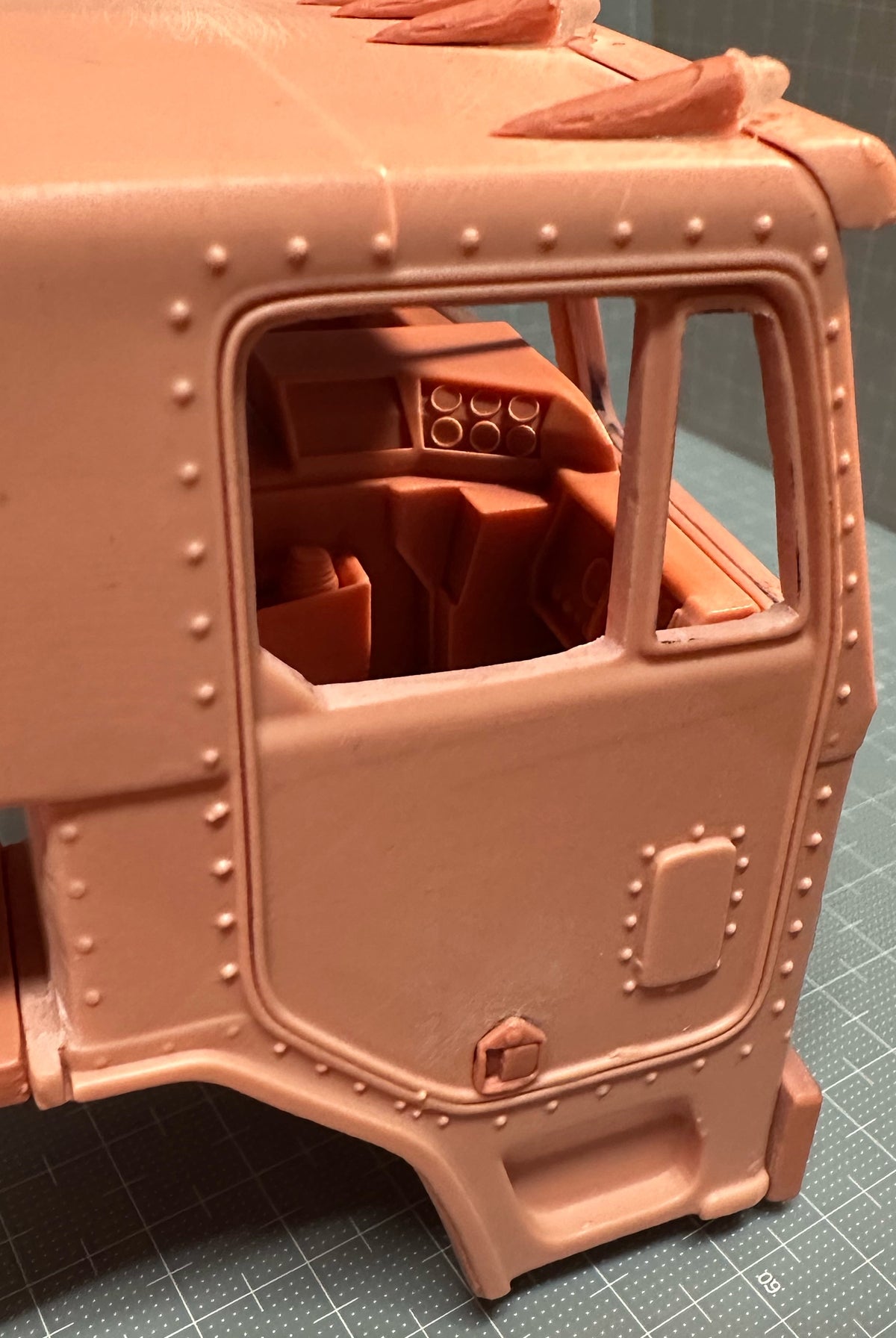 1/25 Kenworth L700-L710 sleeper cab RHD cab conversion kit.