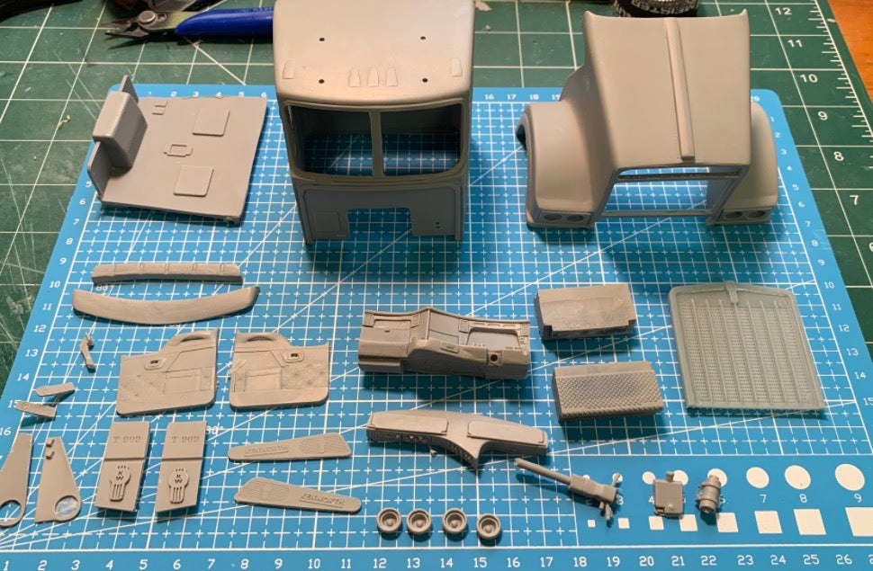 1/25 Kenworth T909 day cab conversion kit.
