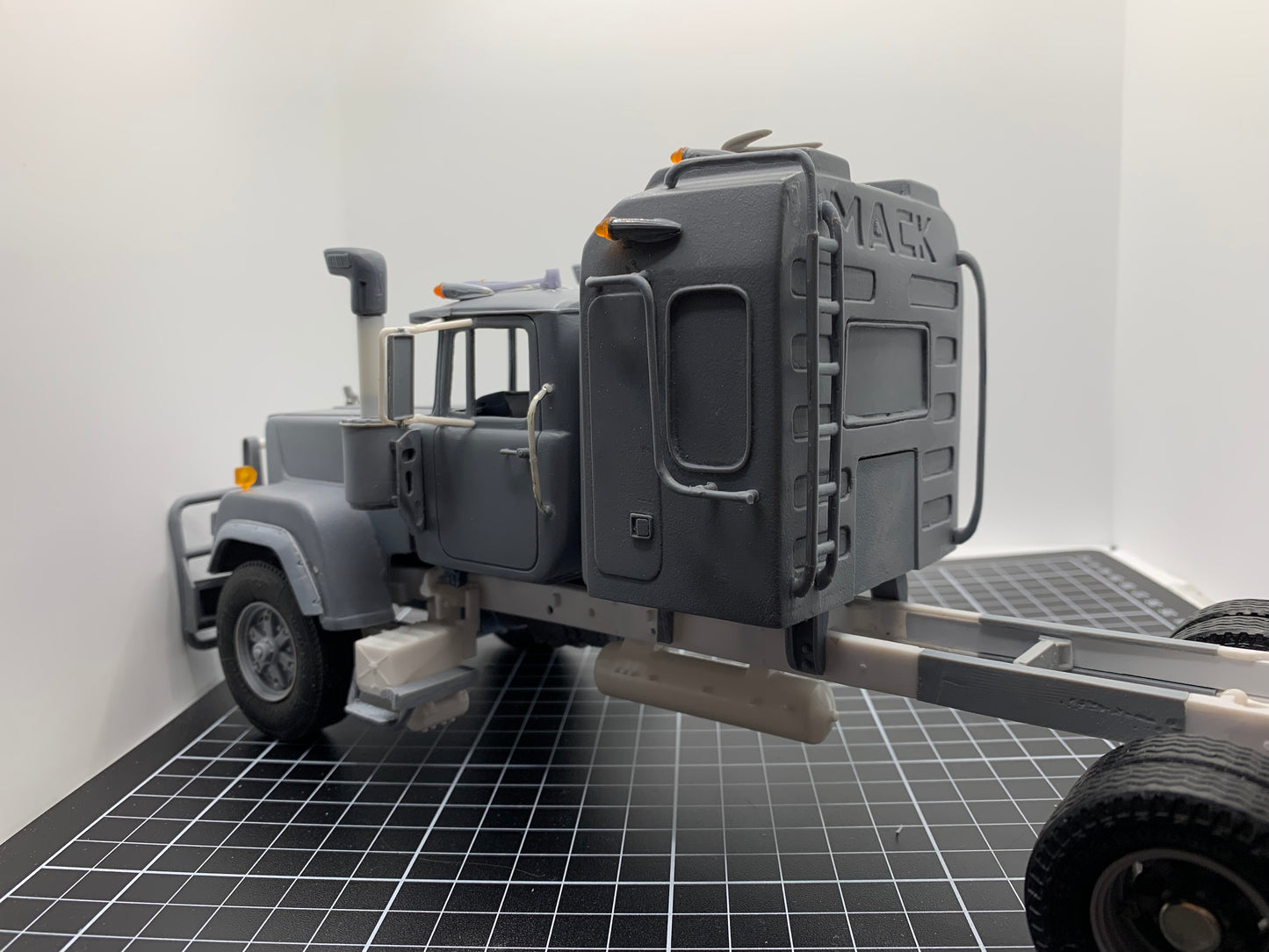 1/25 Mack Superliner series II Bicentennial transkit
