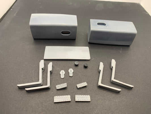 1 pair of 1/25-1/24 large Kenworth square tanks with offset step
