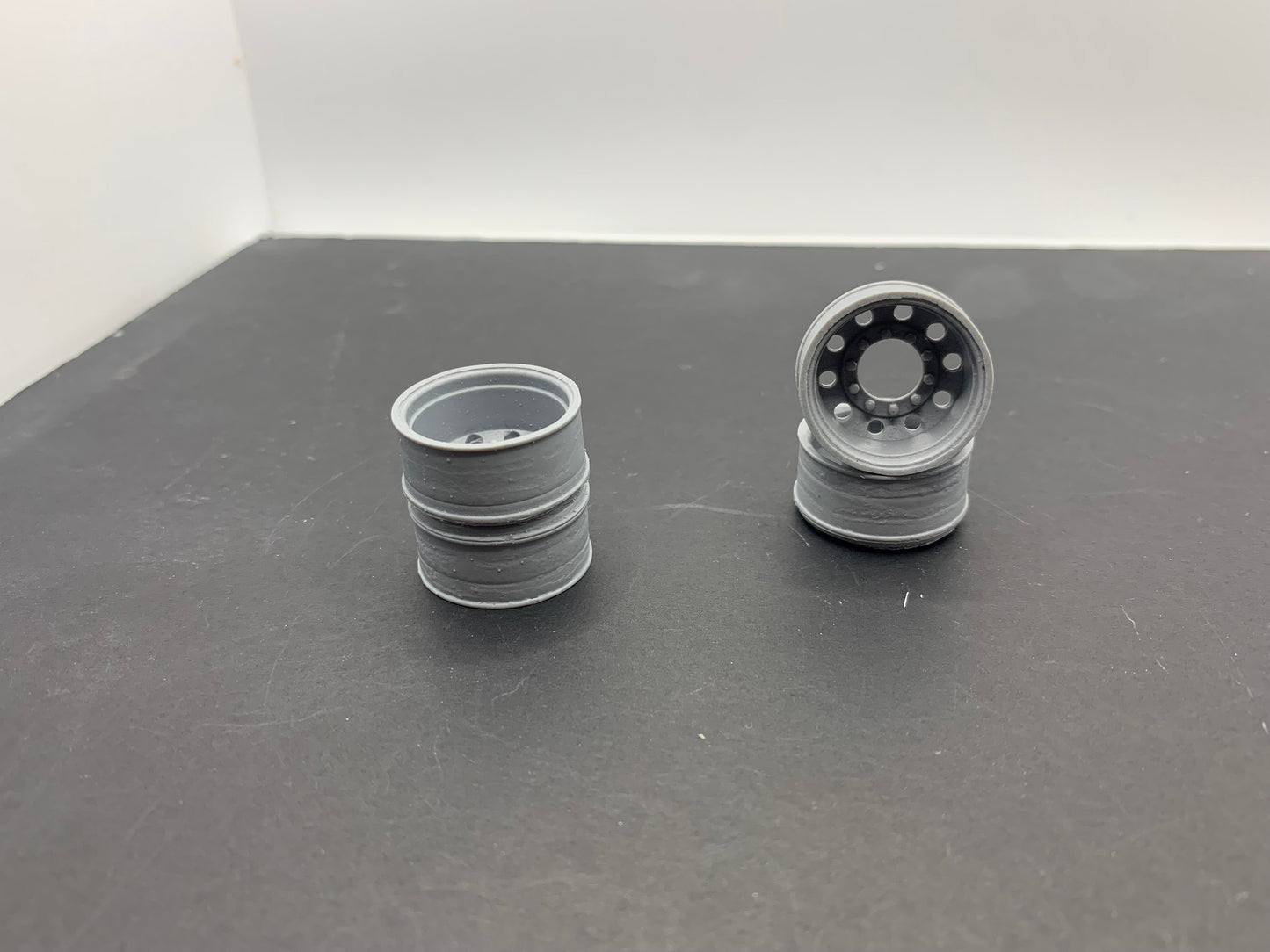 1 pair of 1/25 aluminium 10 stud style Bud wheels with drive and trailer hubs