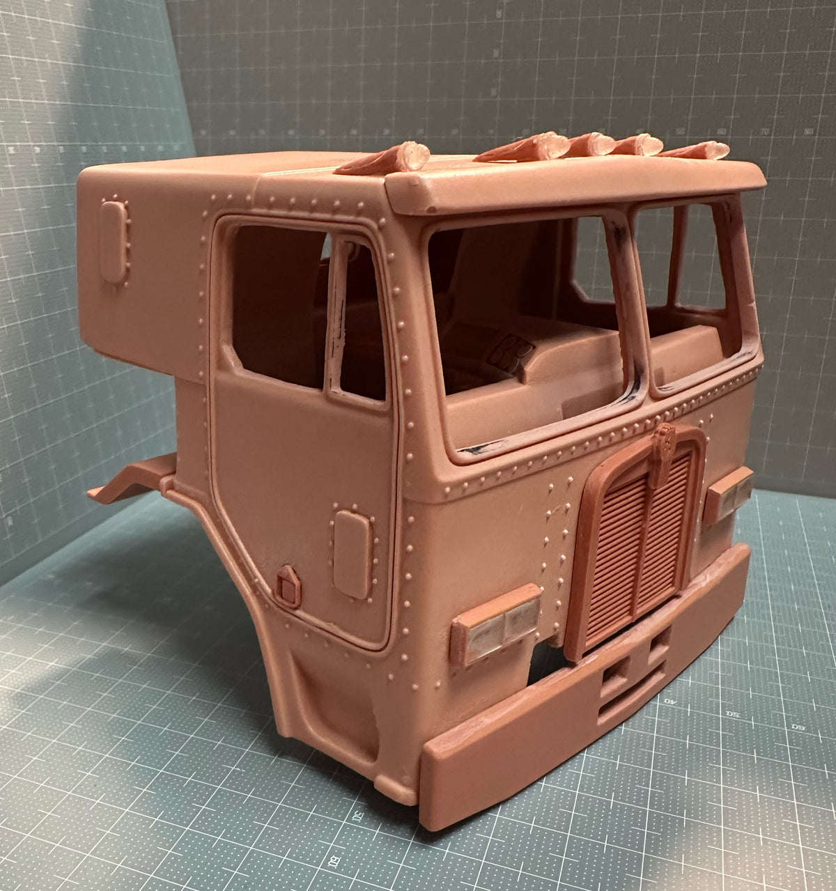 1/25 Kenworth L700-L710 sleeper cab RHD cab conversion kit.