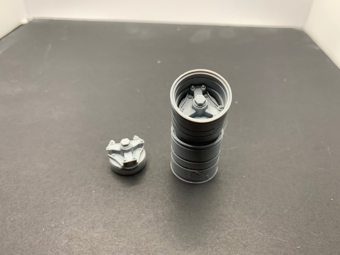 1 pair of 1/25 Tri spoke trailer hubs and rims