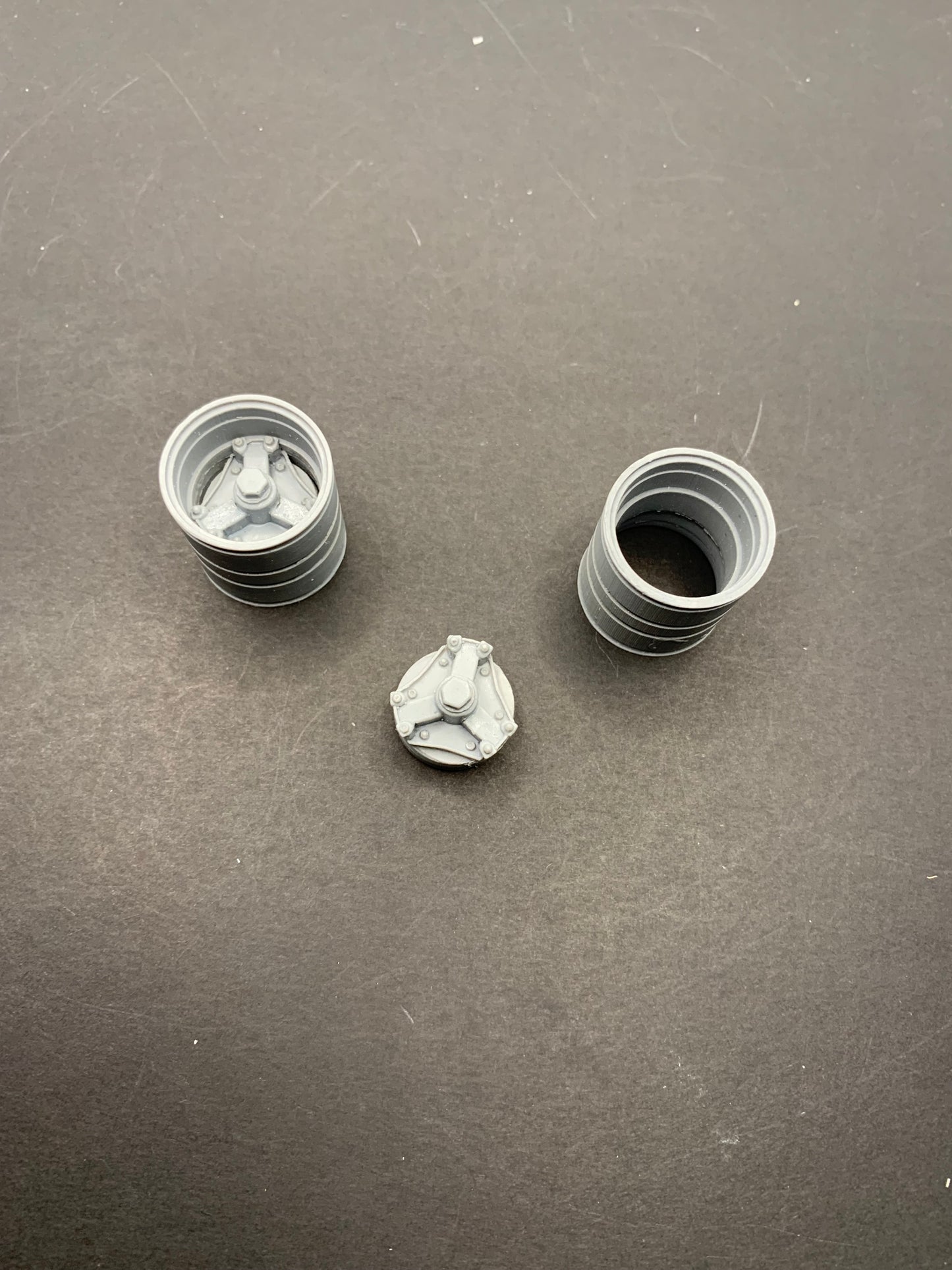 1 pair of 1/25 Tri spoke trailer hubs and rims