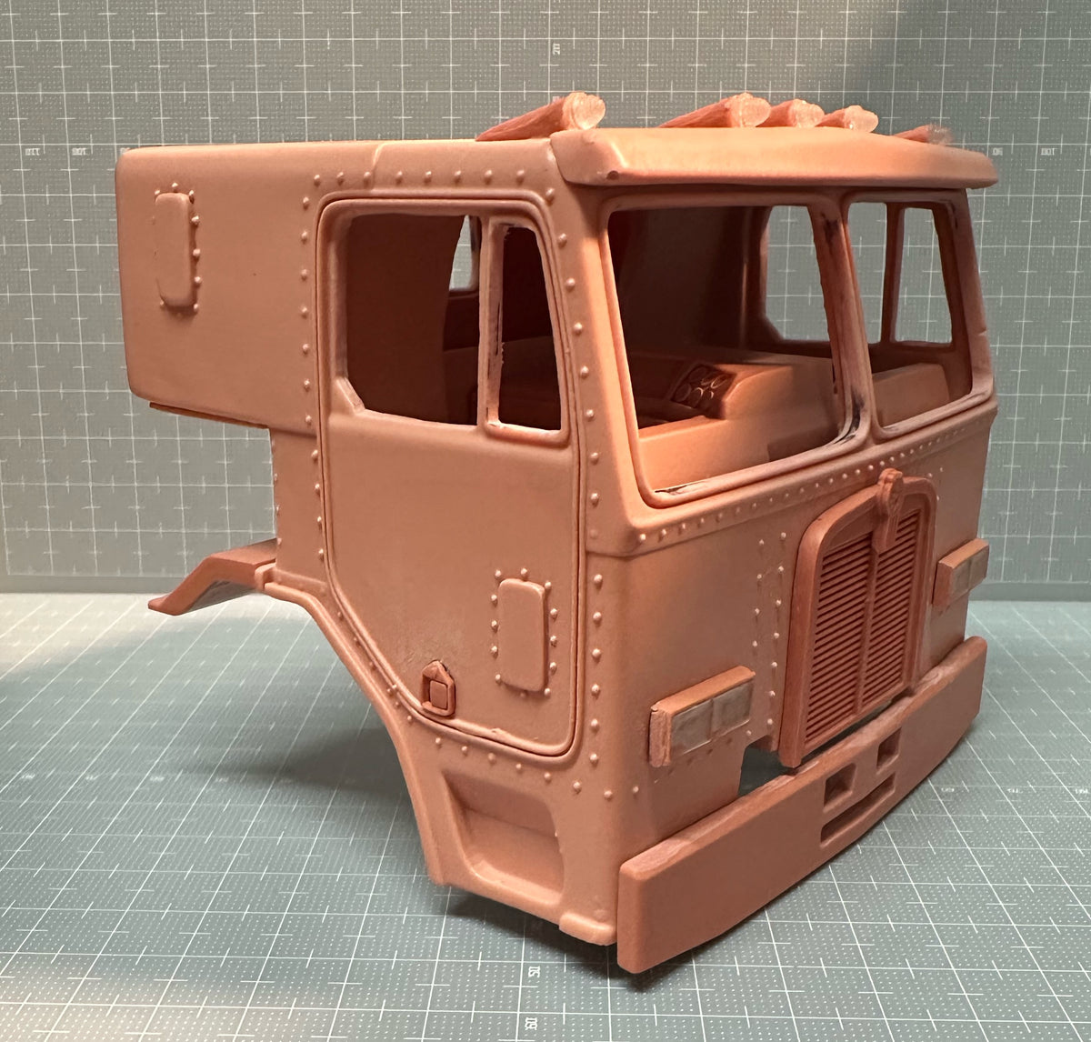 1/25 Kenworth L700-L710 sleeper cab RHD cab conversion kit.