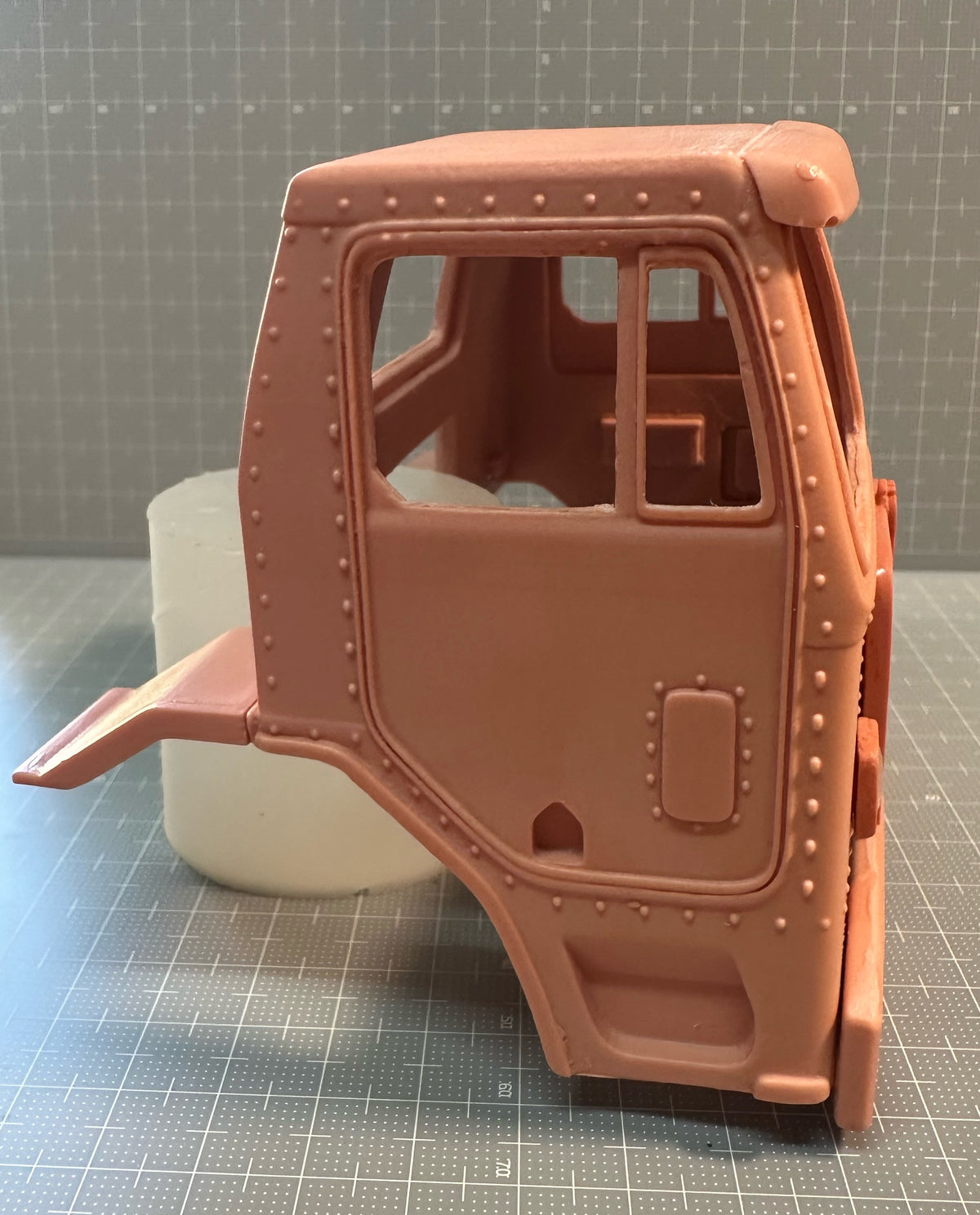 1/25 Kenworth L700-L710 Day cab RHD cab conversion kit