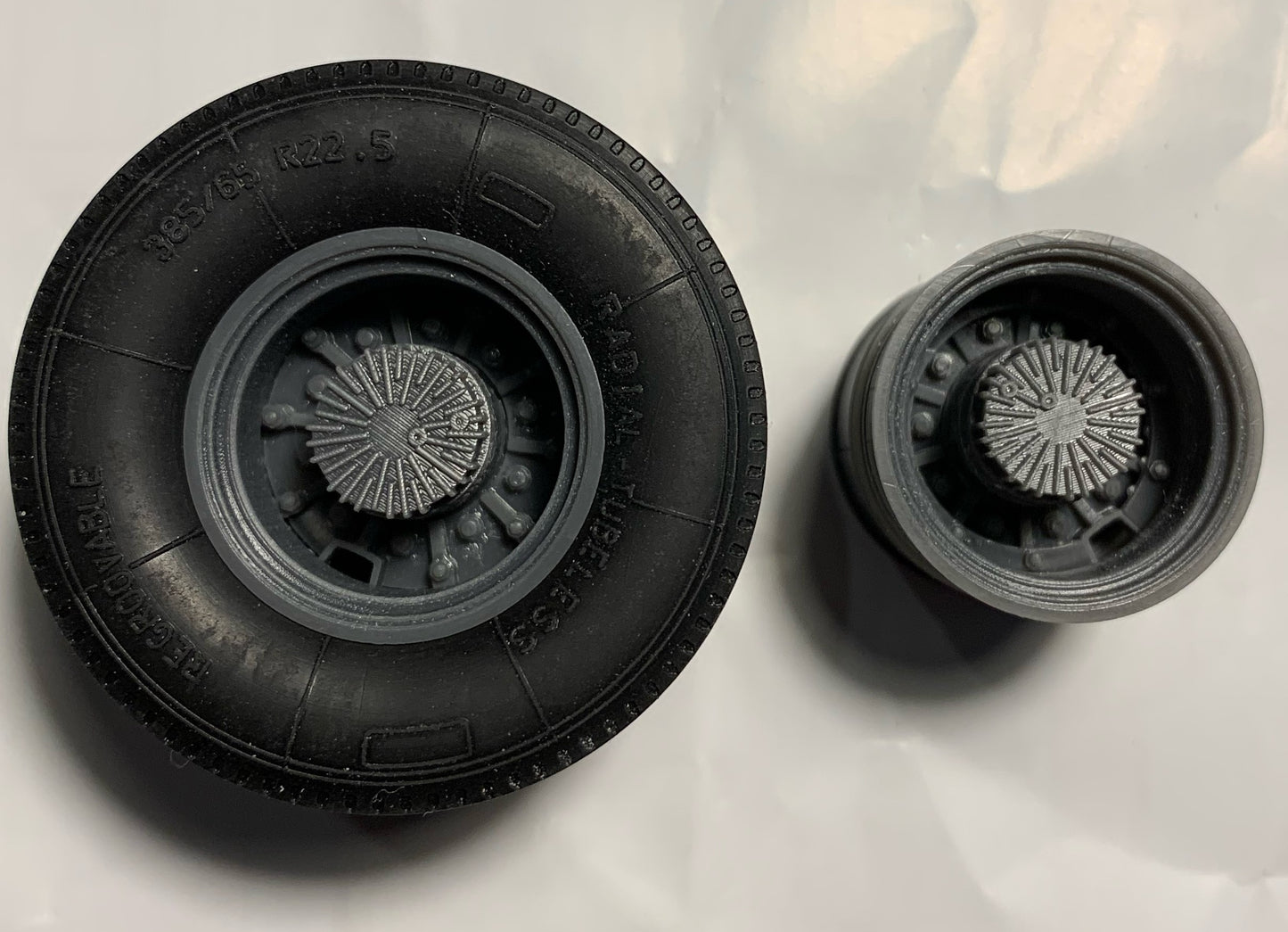 1 pair of 1/24 Sisu heavy duty reduction hubs and rims.