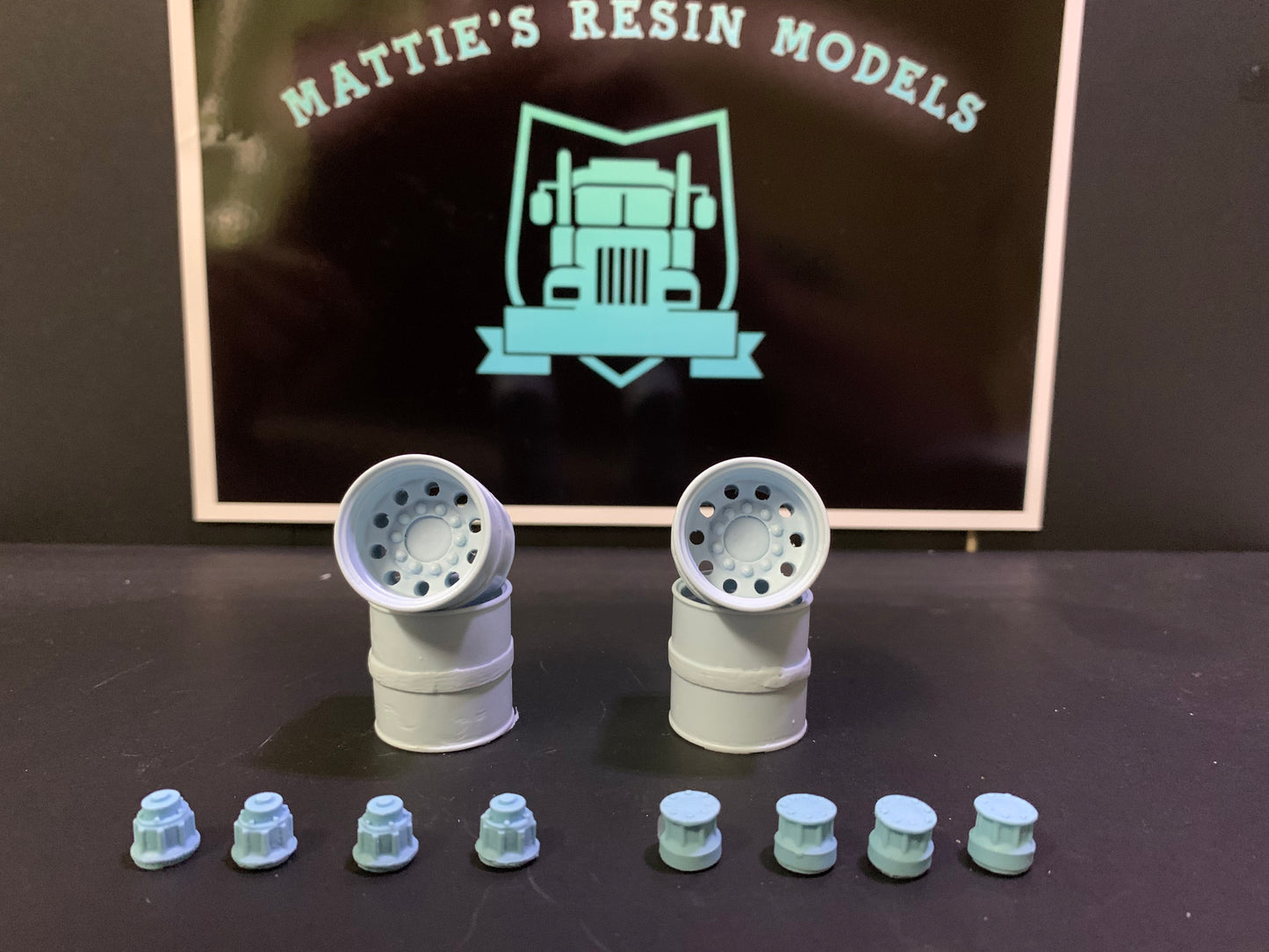 1 pair of 1/24 10 stud aluminium style rims and hubs.