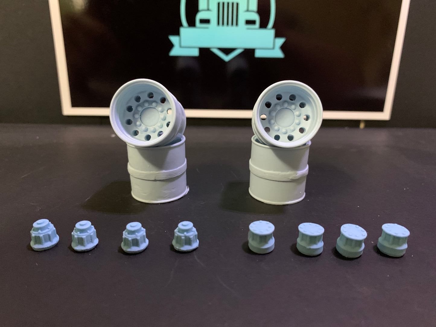 1 pair of 1/24 10 stud aluminium style rims and hubs.