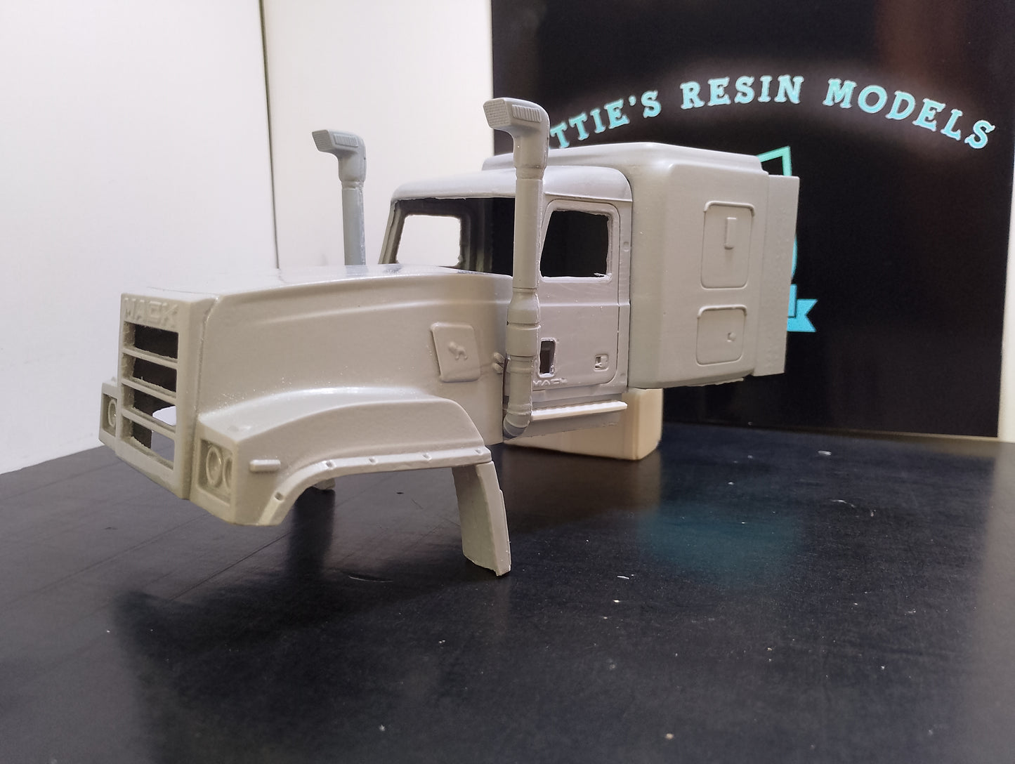 1/24 Mack Titan low-rise sleeper kit RHD