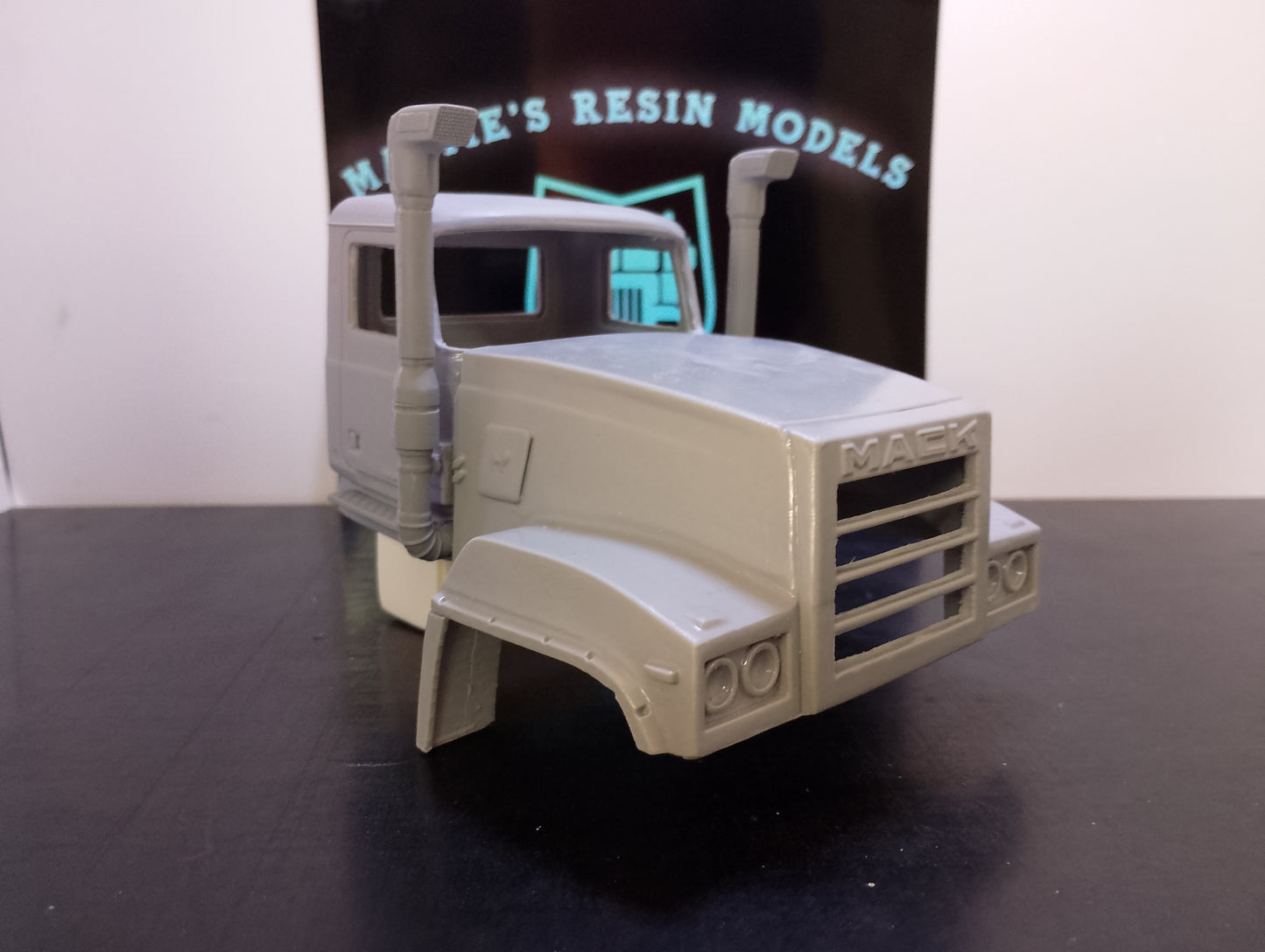 1/24 Mack Titan day cab kit RHD