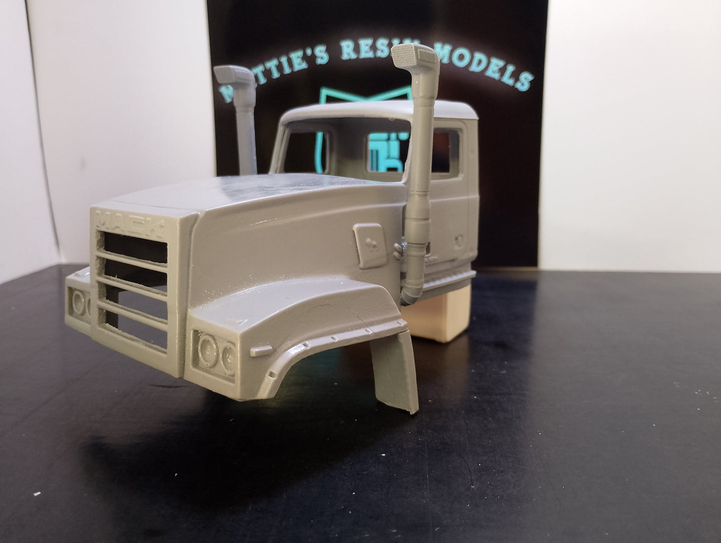 1/24 Mack Titan day cab kit RHD