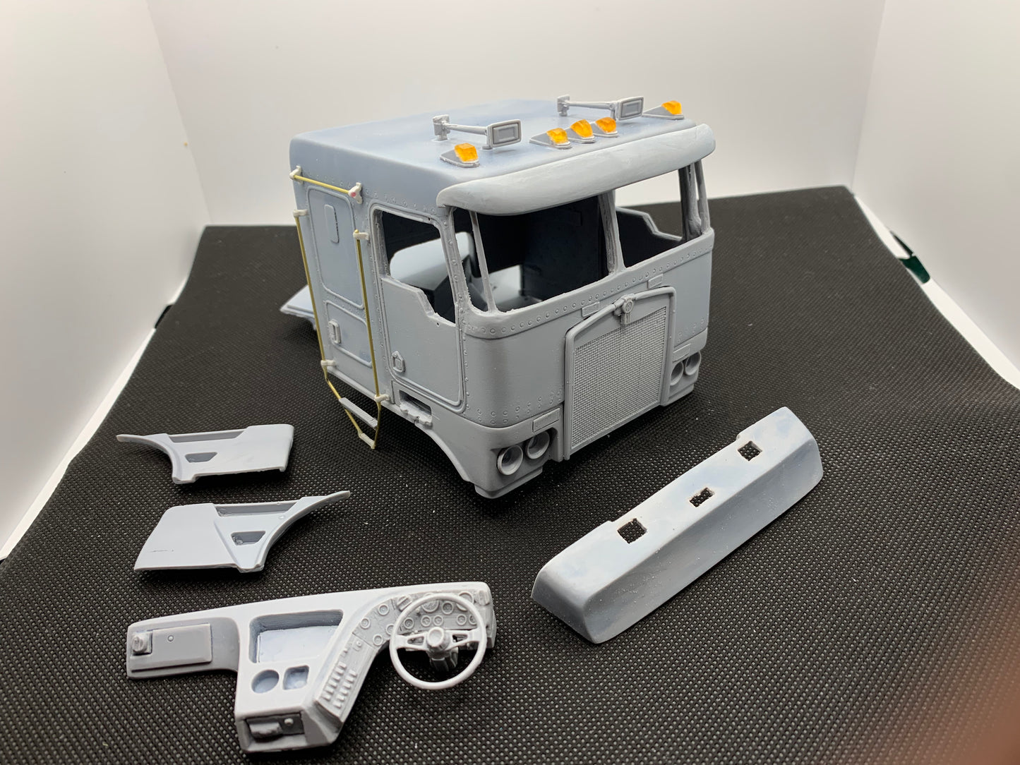 1/25 Kenworth K100G standard/flat roof cab conversion kit.