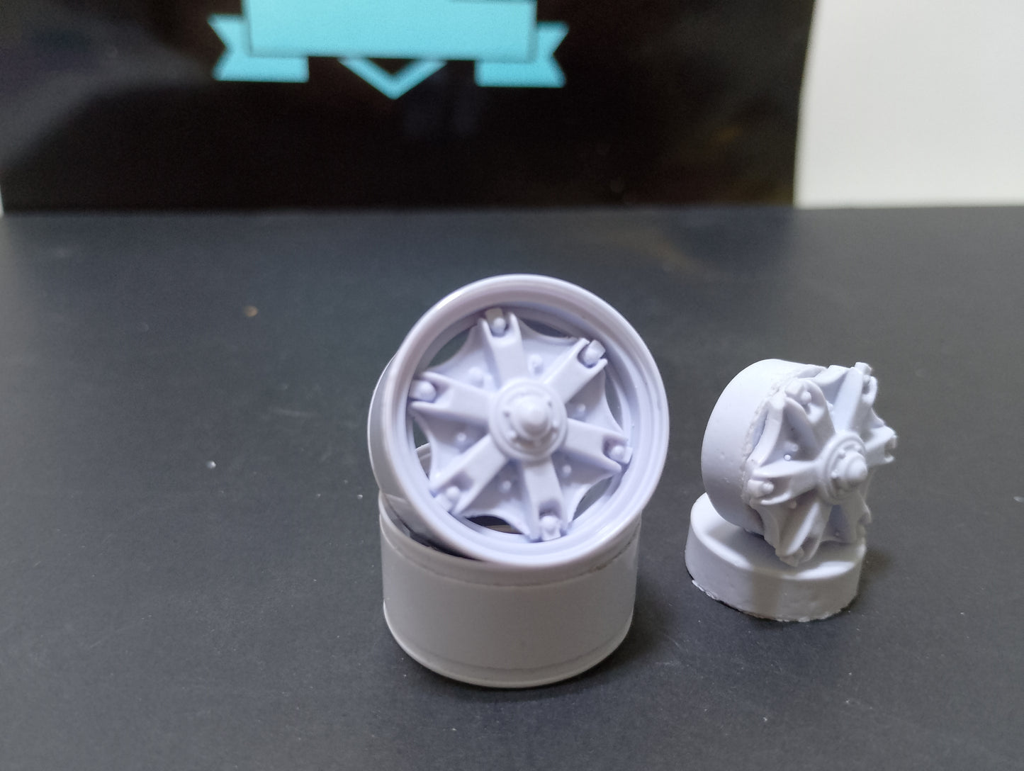 1 pair of 1/24 steer spider hubs and rims type 2